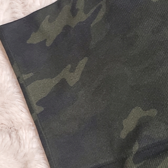 SPANX Camo Look at Me Now Seamless Cropped Leggings size small - Picture 9 of 9